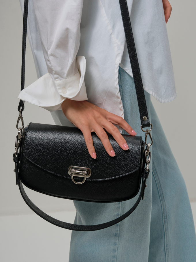 Сумка кожаная на плечо багет черная