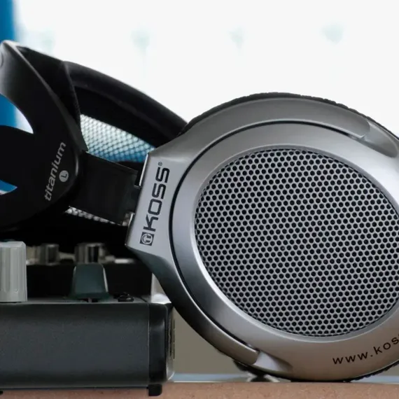 Koss UR40