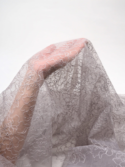 Кружевное полотно серое с серебристой нитью неэластичное 135 см