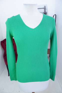 Джемпер лаконичный, визуально на 44 размер