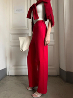 Джинсы в красном цвете прямого кроя