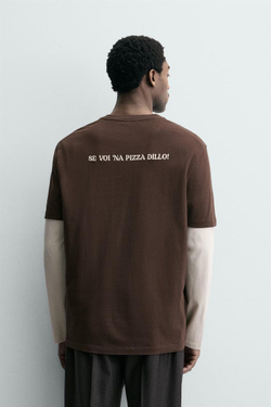 ZARA ФУТБОЛКА С ПРИНТОМ PIZZERIA LA MONTECARLO, КОРИЧНЕВЫЙ