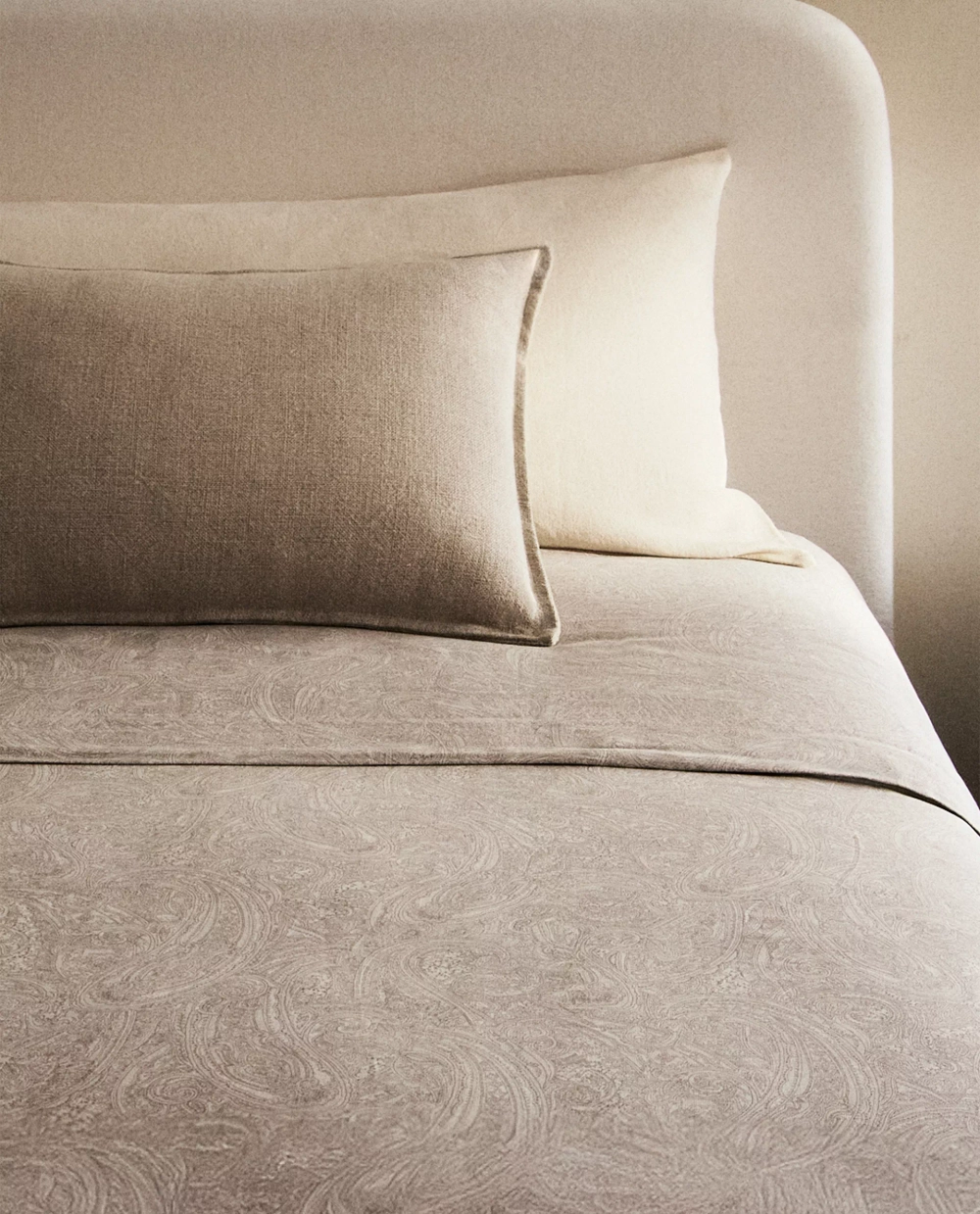 ZARA HOME ПОДОДЕЯЛЬНИК ИЗ САТИНА С УЗОРОМ ПЕЙСЛИ, СЕРЫЙ