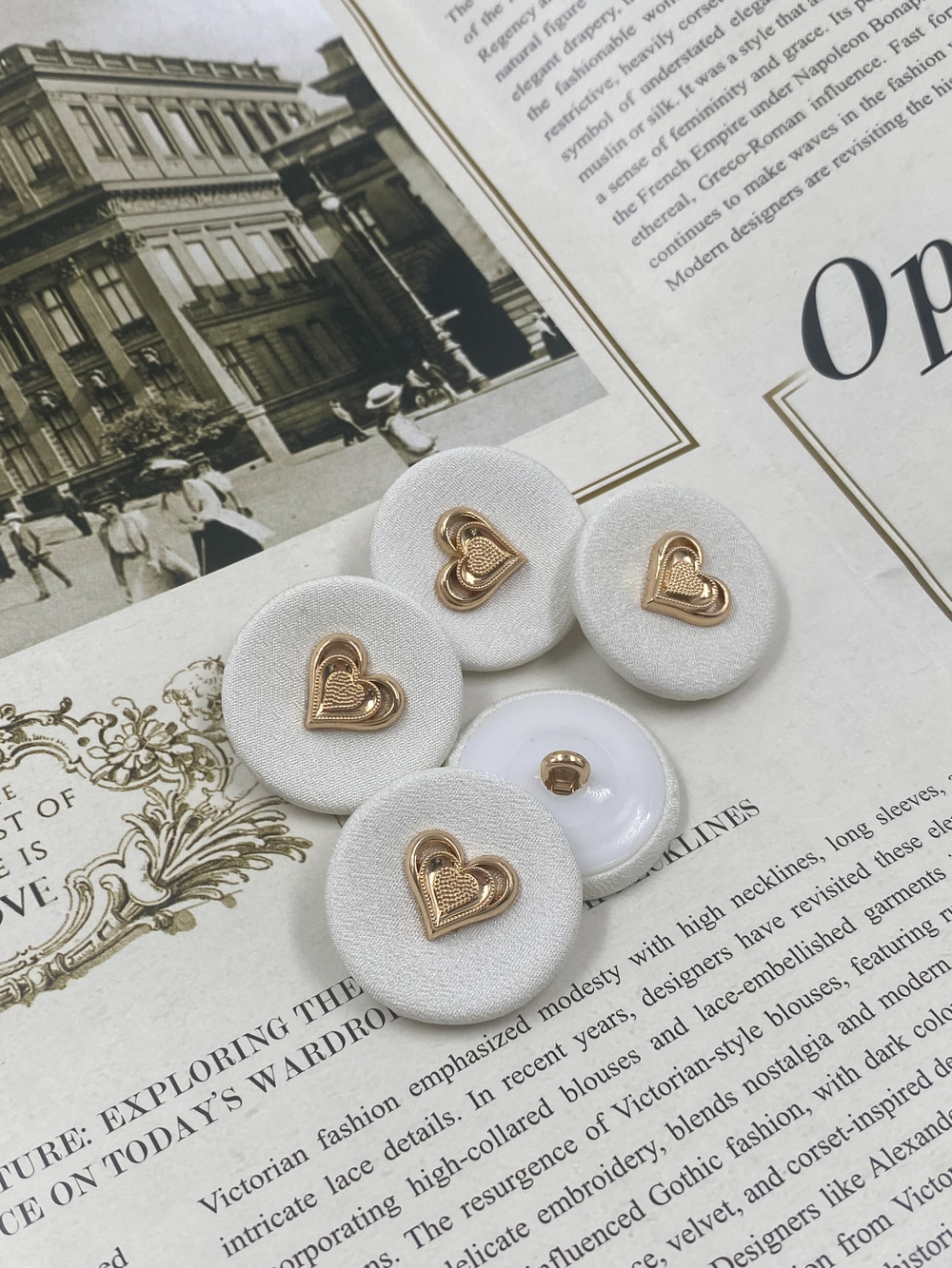 Пуговицы тканевые белые с золотым сердечком