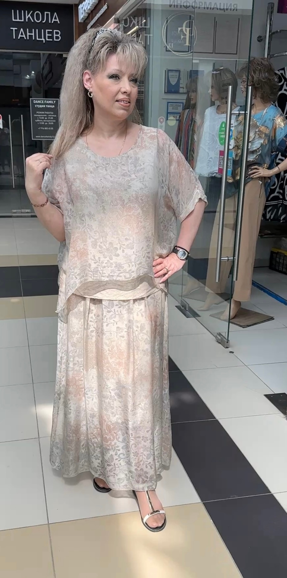 Нарядный итальянский костюм с пайетками и юбкой