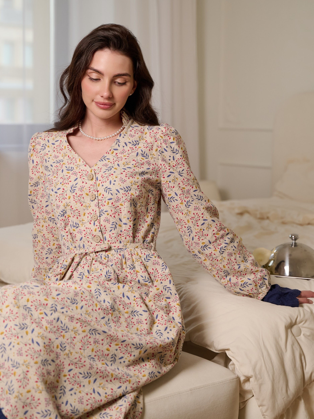 Платье с воротником стойкой