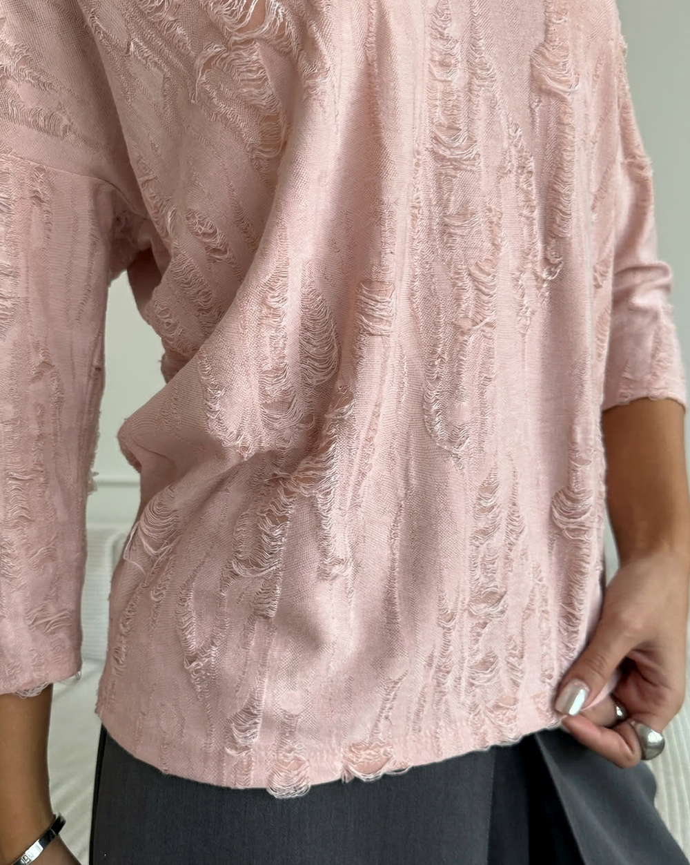 Розовая женская блузка из фактурного трикотажа с рукавом 3/4