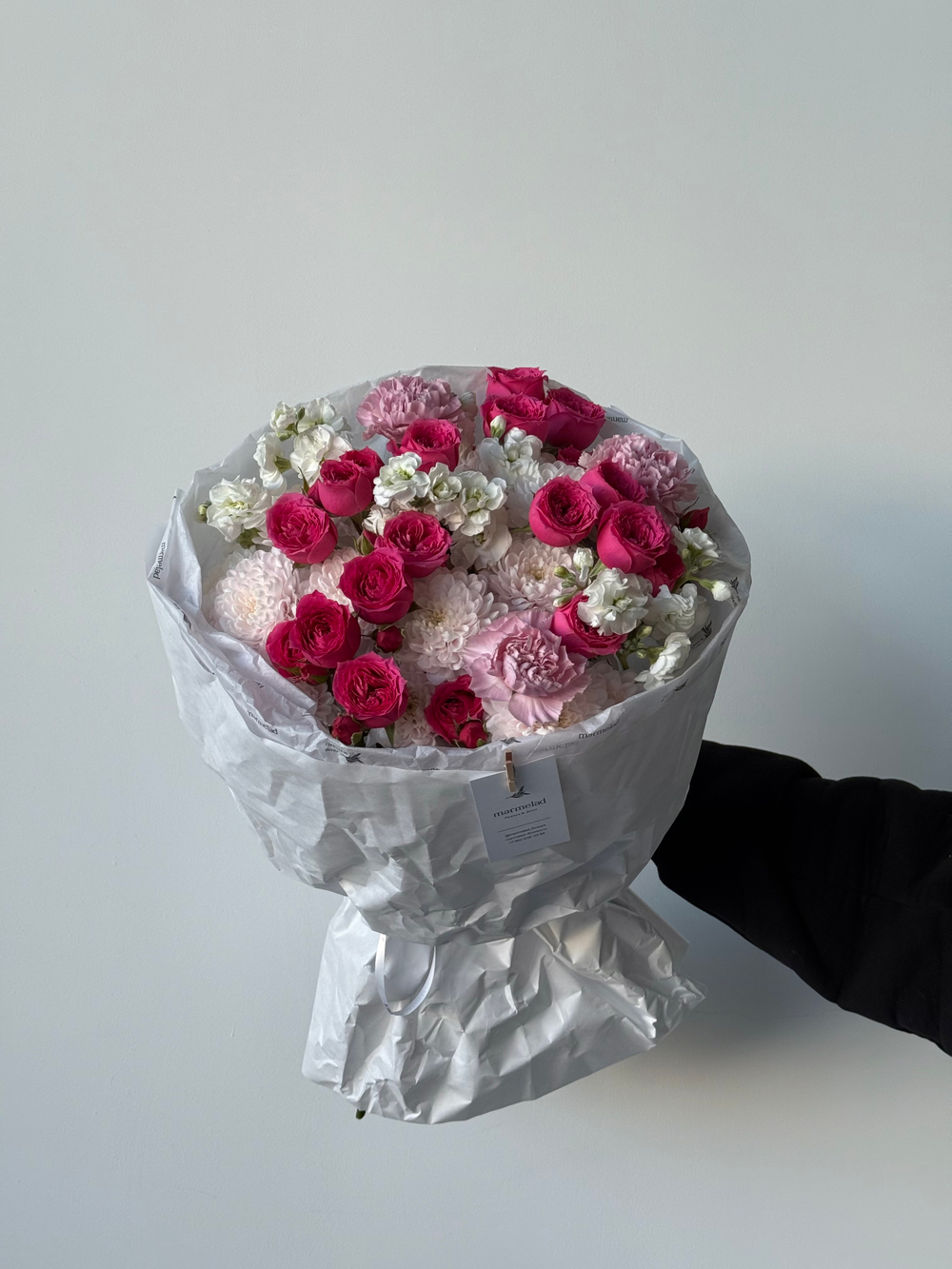 Букет из кустовых роз в ярком оттенке, диантусов, маттиолы и хризантемы