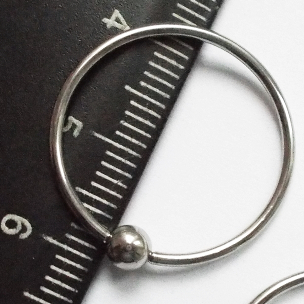 Кольцо сегментное, диаметр 20 мм для пирсинга. Толщина 1,6 мм, шарик 5 мм.Медицинская сталь. 1 шт