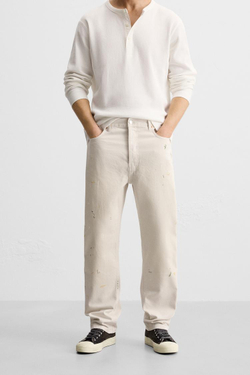 ZARA ДЖИНСЫ STRAIGHT FIT С ПРИНТОМ В ВИДЕ БРЫЗГ КРАСКИ, ЖЕЛТОВАТО-БЕЛЫЙ