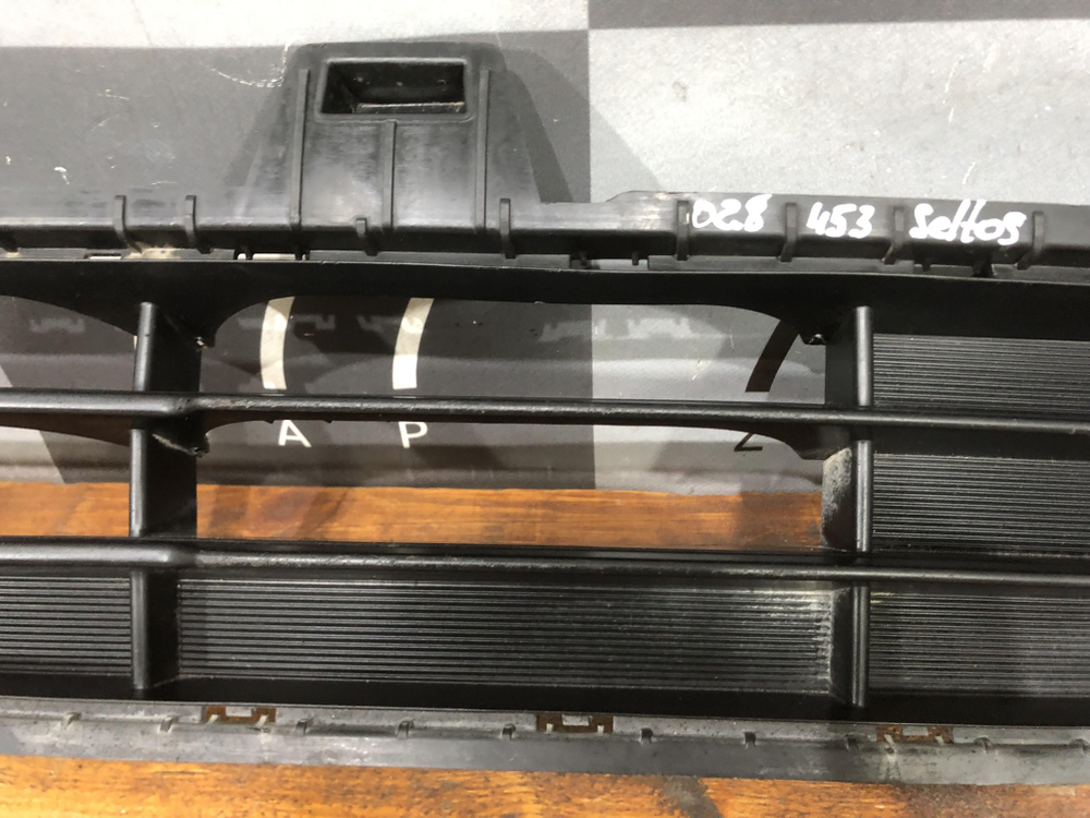 Решетка переднего бампера Kia Seltos 19-нв Б/У Оригинал 86531Q5000