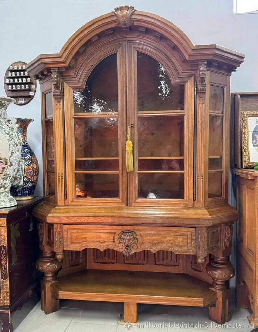Старинная витрина