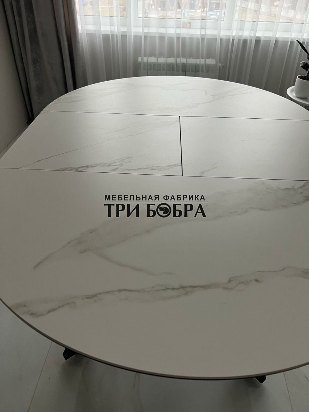 Круглый раздвижной стол "Бонжур", керамогранит, белый мрамор и стулья "Бентли" серые