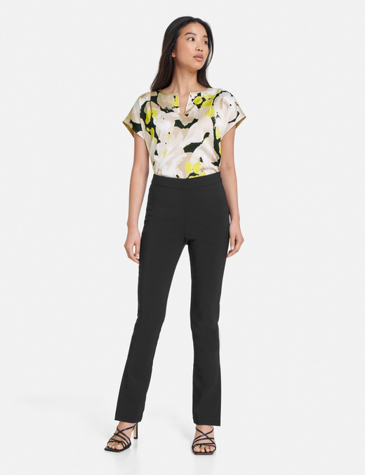 Зауженные брюки с расширением от колена