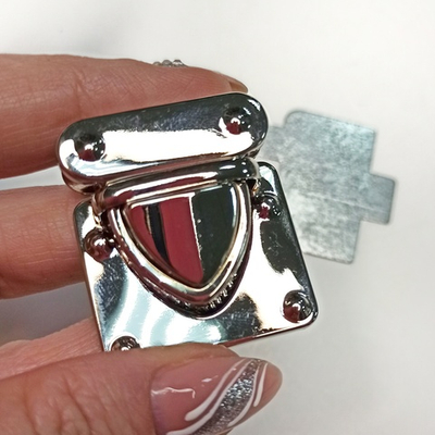 Замок-защелка на зажимах 32*35 Серебро