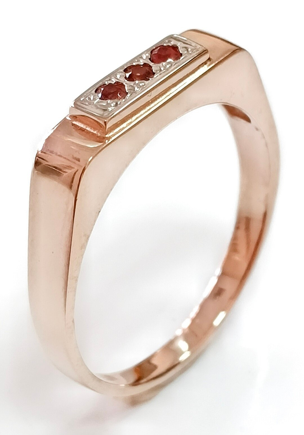 Ювелирное кольцо из серебра с позолотой,вставка гранат