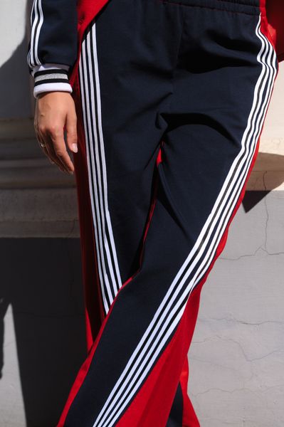 Брючный костюм красный с лампасами