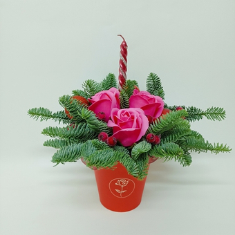 Новогодняя композиция со свечой в стаканчике