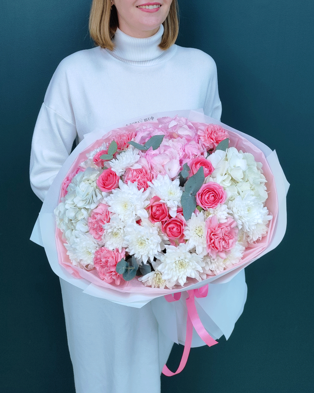 Букет из гортензии,хризантемы,диантусов и кустовой розы(00475)