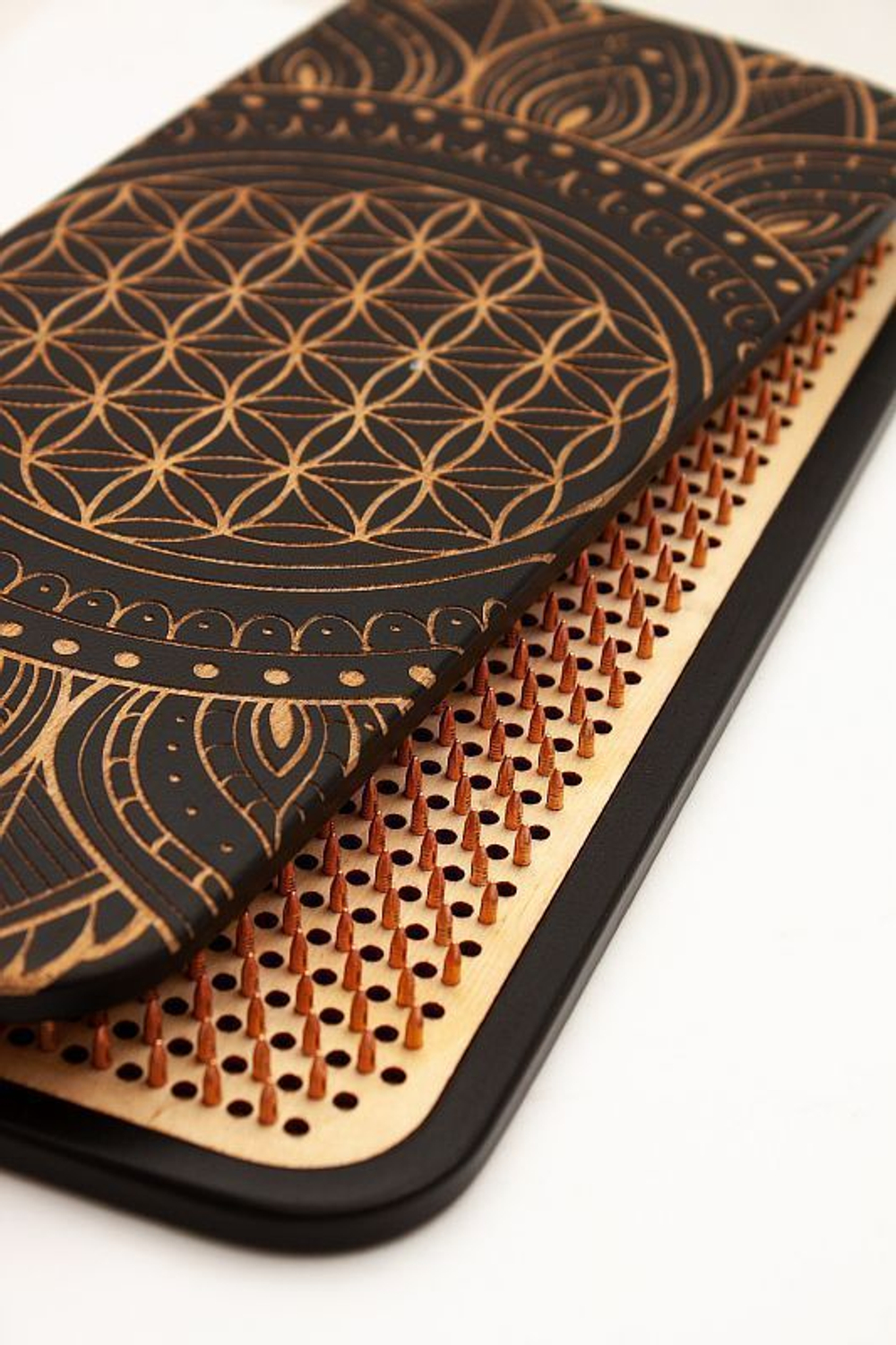 Доска садху Ом на мандале медные гвозди