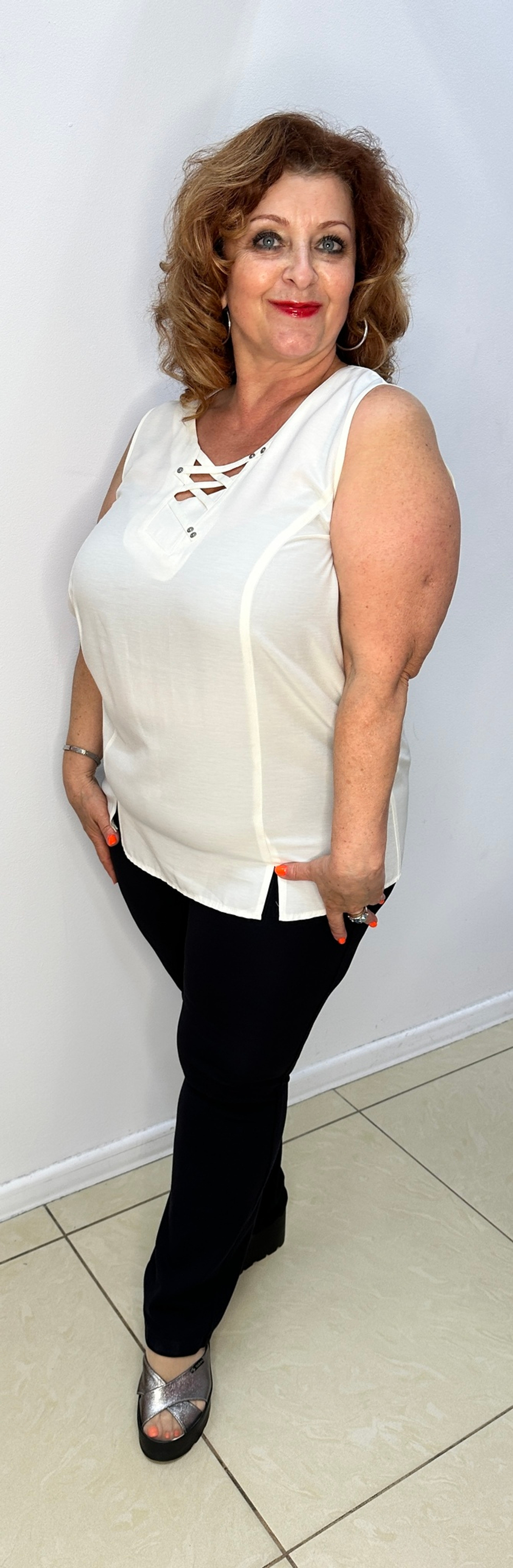 Белый удлиненный топ-майка из вискозы