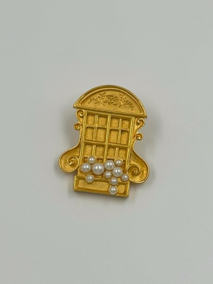 Брошь пин Французское окно Karl Lagerferld