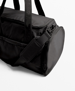 Oysho Спортивная сумка с боковыми карманами, черный