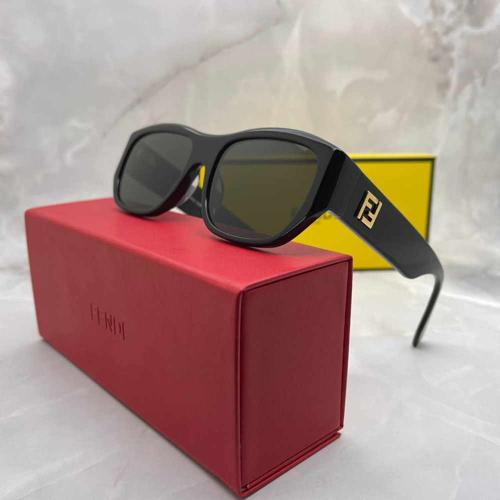 Солнцезащитные очки Fendi