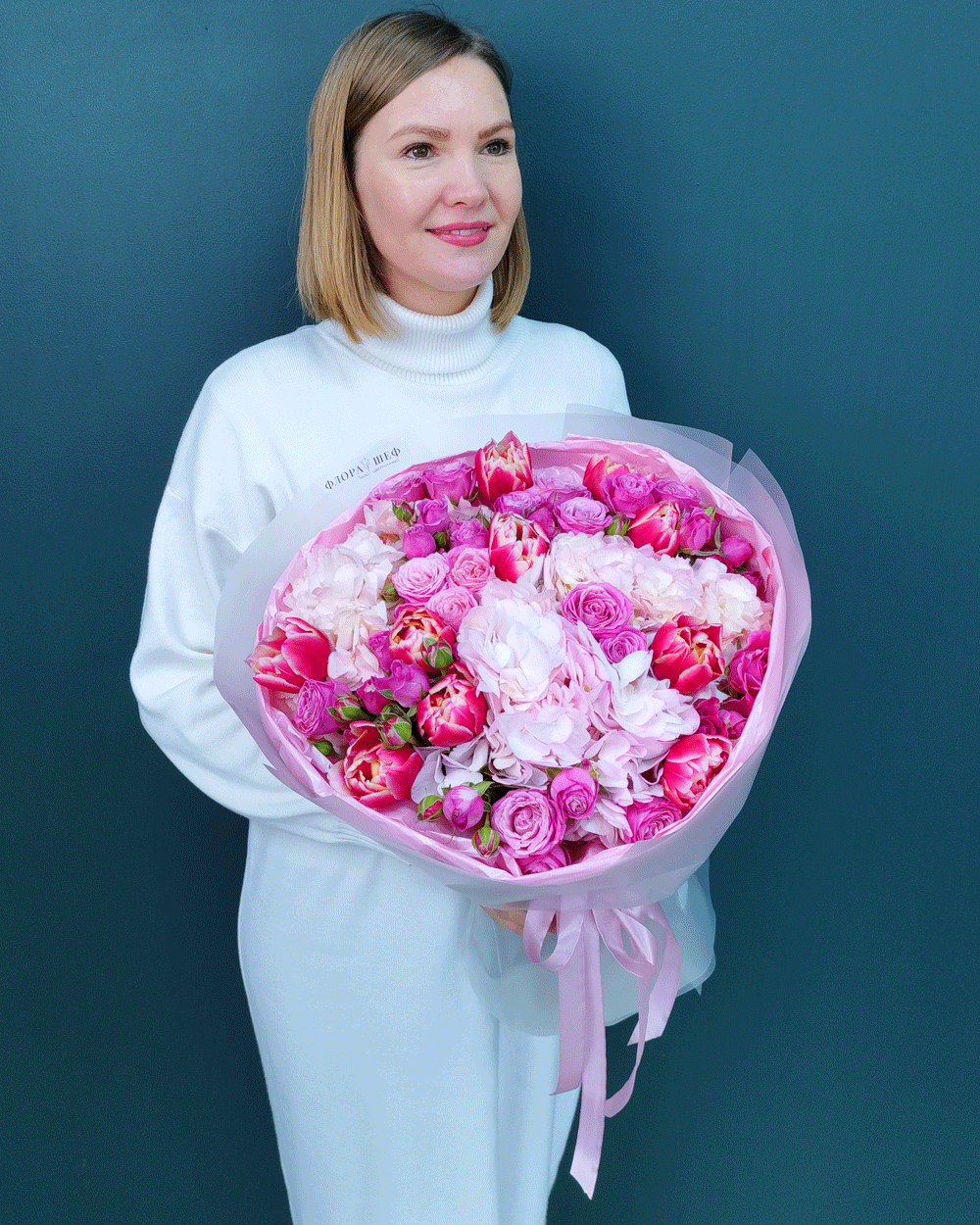 Букет из гортензии,тюльпанов и кустовой розы(00473)