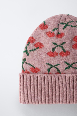 ZARA ТРИКОТАЖНАЯ ШАПКА С ВИШНЯМИ, РОЗОВЫЙ
