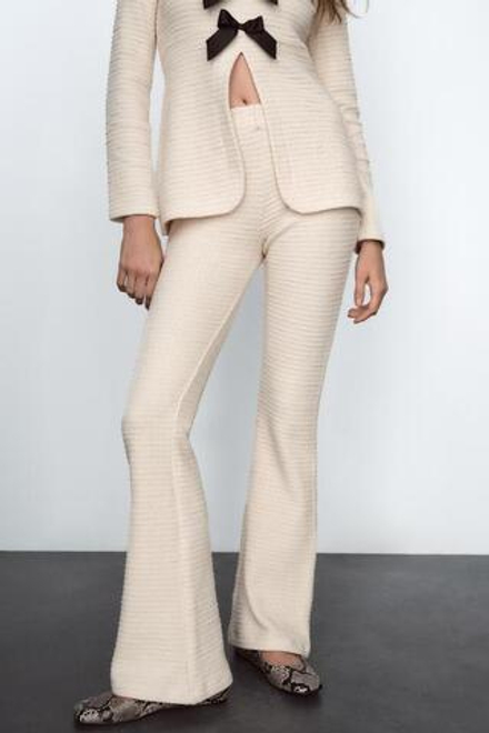 ZARA РАСКЛЕШЕННЫЕ БРЮКИ ИЗ РЕЛЬЕФНОЙ ТКАНИ, ЭКРЮ/БЕЖЕВЫЙ