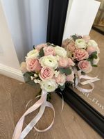 Свадебный букет из ранункулюсов, одноголовых роз и эвкалипта