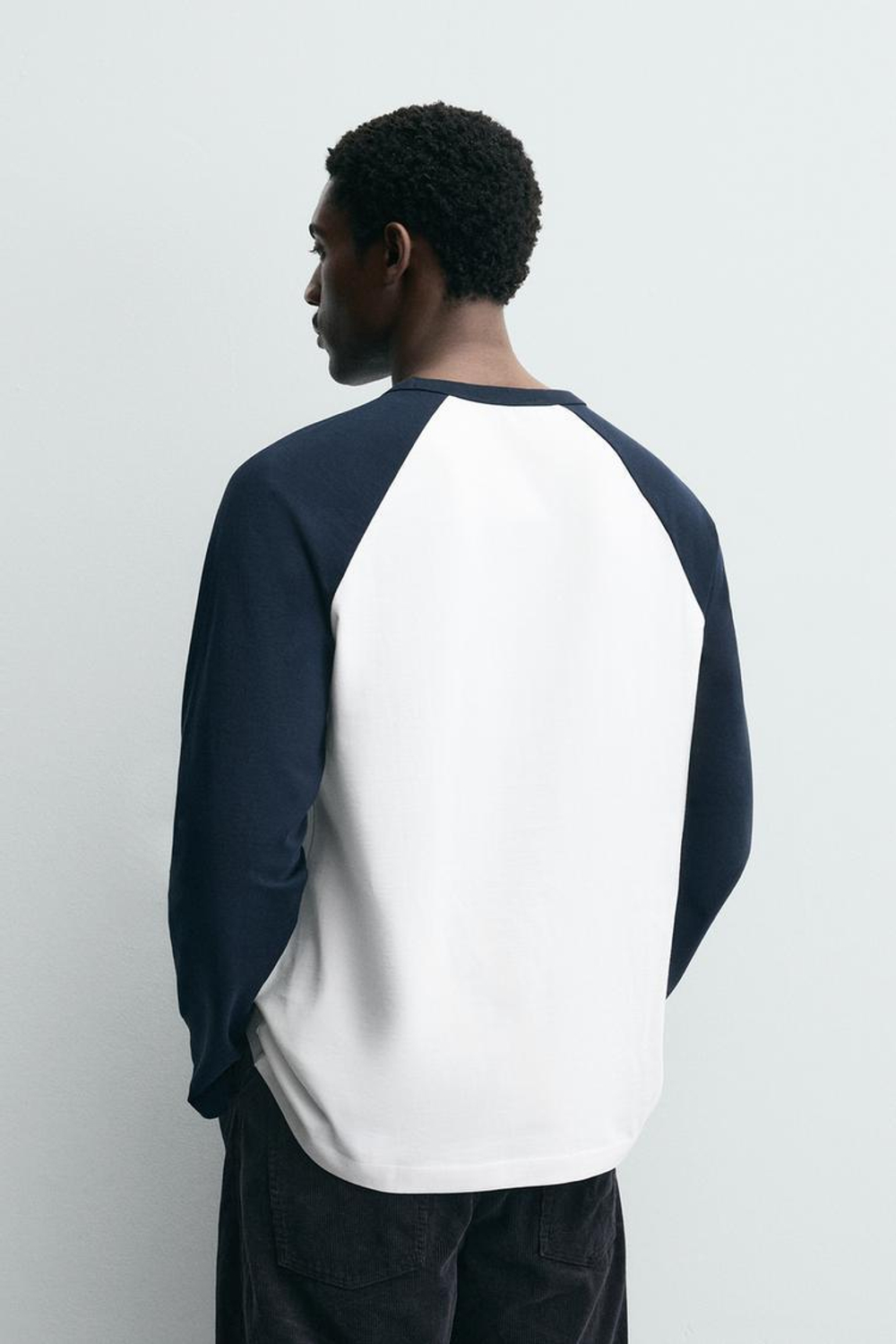 ZARA ФУТБОЛКА С ЦВЕТОВЫМИ БЛОКАМИ И РУКАВОМ РЕГЛАН, ЭКРЮ/СИНИЙ