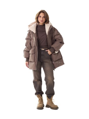 Удлиненный коричневый пуховик с контрастным капюшоном