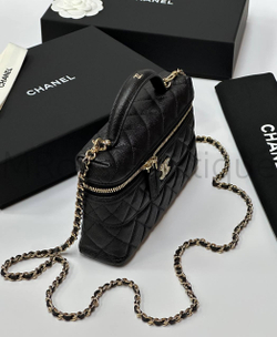 Черная сумка Chanel прямоугольная с золотой фурнитурой