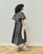 Платье с жабо и рукавами-фонариками из крапивы цвета "Графит"