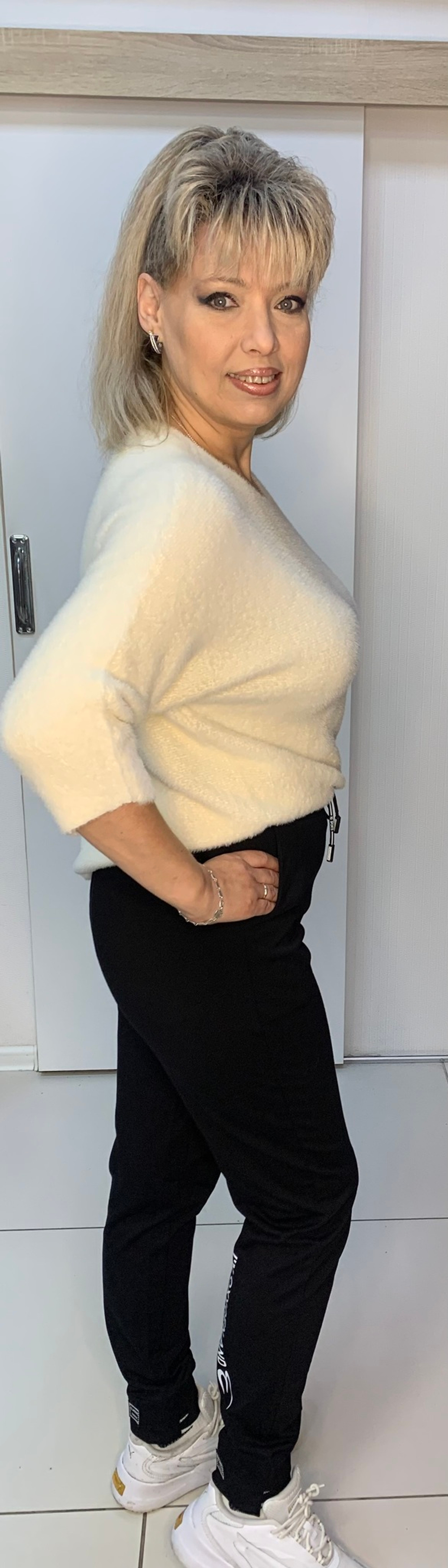 Черные узкие брюки на резинке с белым принтом