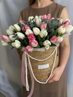 Утонченное сочетание белых и розовых тюльпанов в элегантной корзине от Флора Маркет