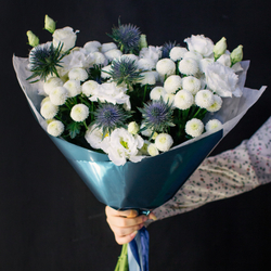 10. Стойкий необычный букет с эрингиумом