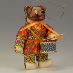 Ёлочная игрушка Медвежонок Музыкант с барабаном