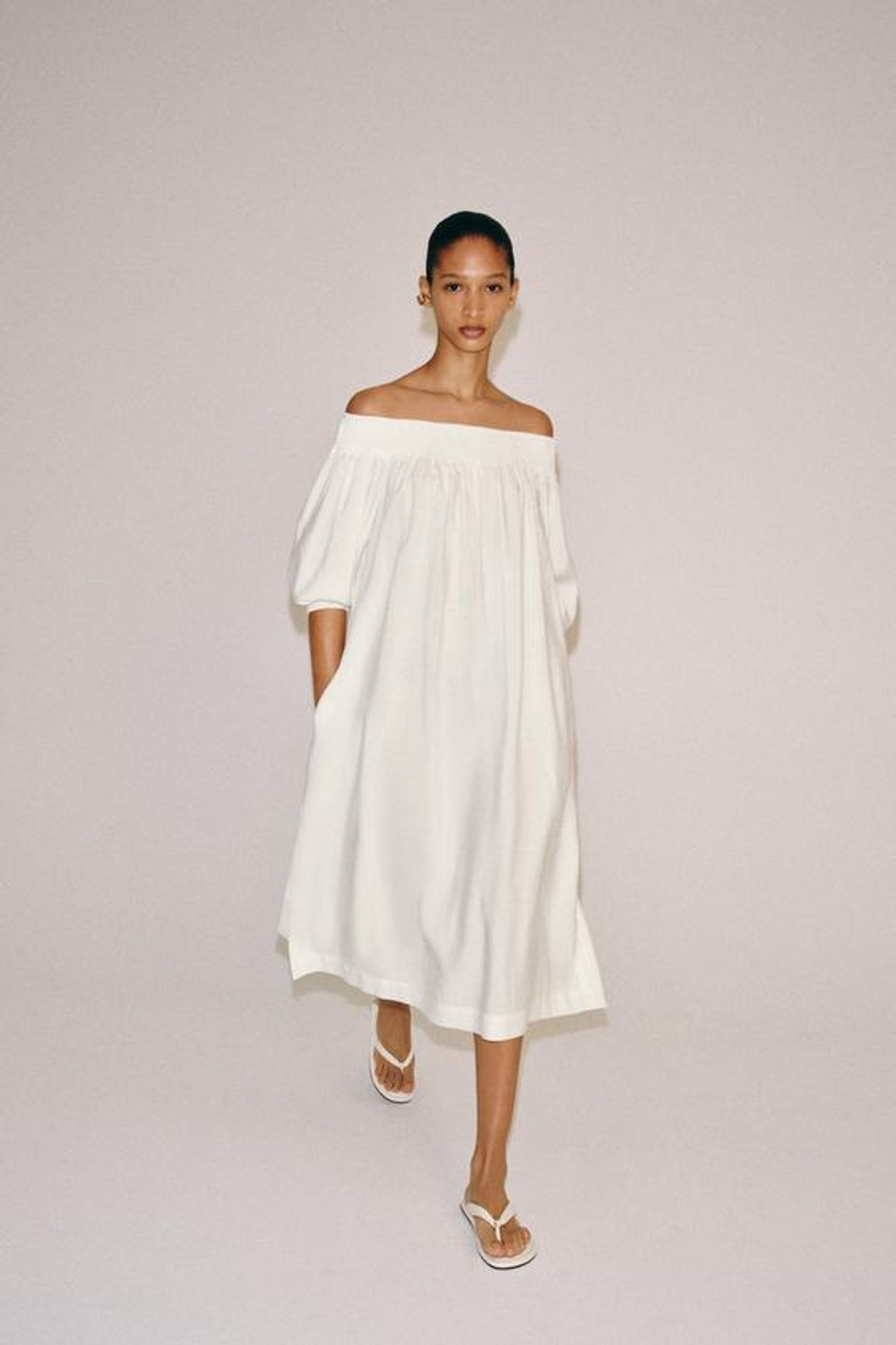 ZARA ПЛАТЬЕ МИДИ С ОТКРЫТЫМИ ПЛЕЧАМИ — ZW COLLECTION, БЕЛЫЙ