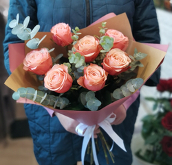 Пионовидные розы с эвкалиптом