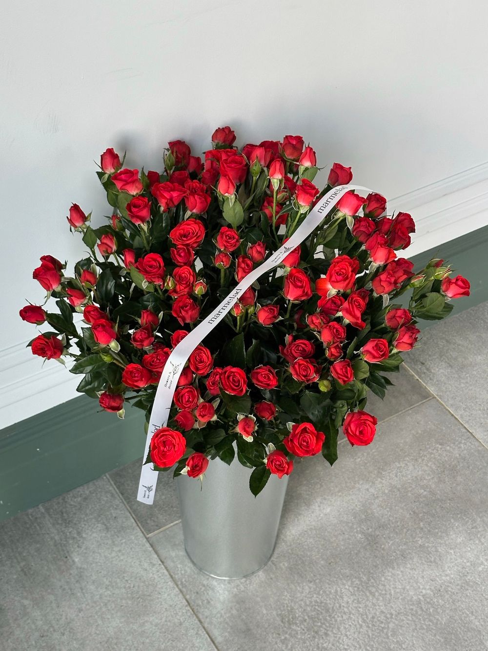 Кустовая роза в красном оттенке