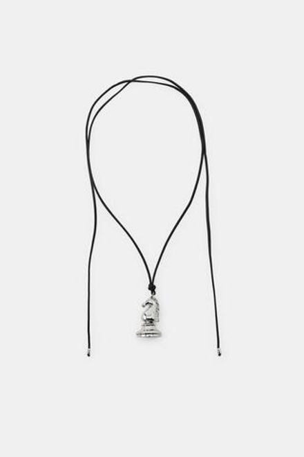 ZARA ОЖЕРЕЛЬЕ ИЗ ШНУРА С ШАХМАТНОЙ ФИГУРОЙ, СЕРЕБРИСТЫЙ