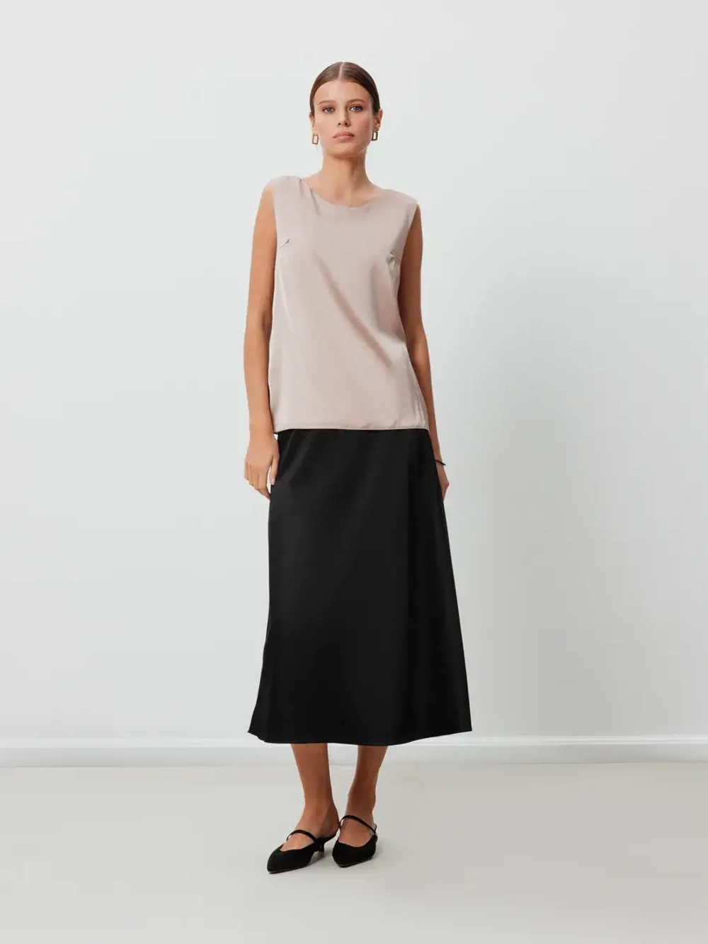 Весенняя юбка атласная плотная, черная, на резинке,