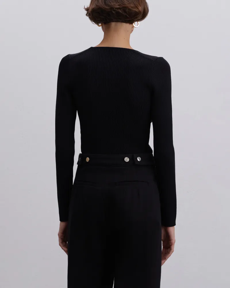 Черный лонгслив из вискозы с V-образным вырезом