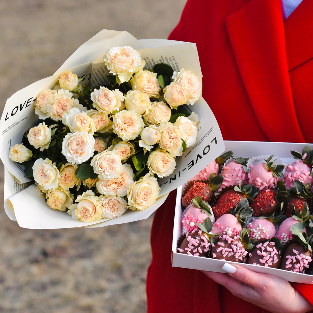 Букет из кустовых пионовидных роз «Ваниль» 7 шт и клубника в шоколаде