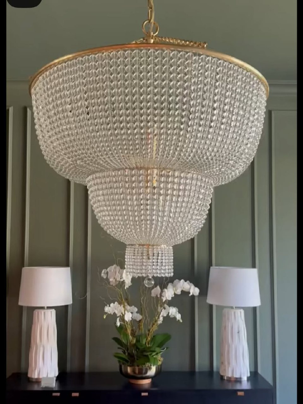 Роскошная люстра с каскадом жемчужных бусин на золотом основании ✨