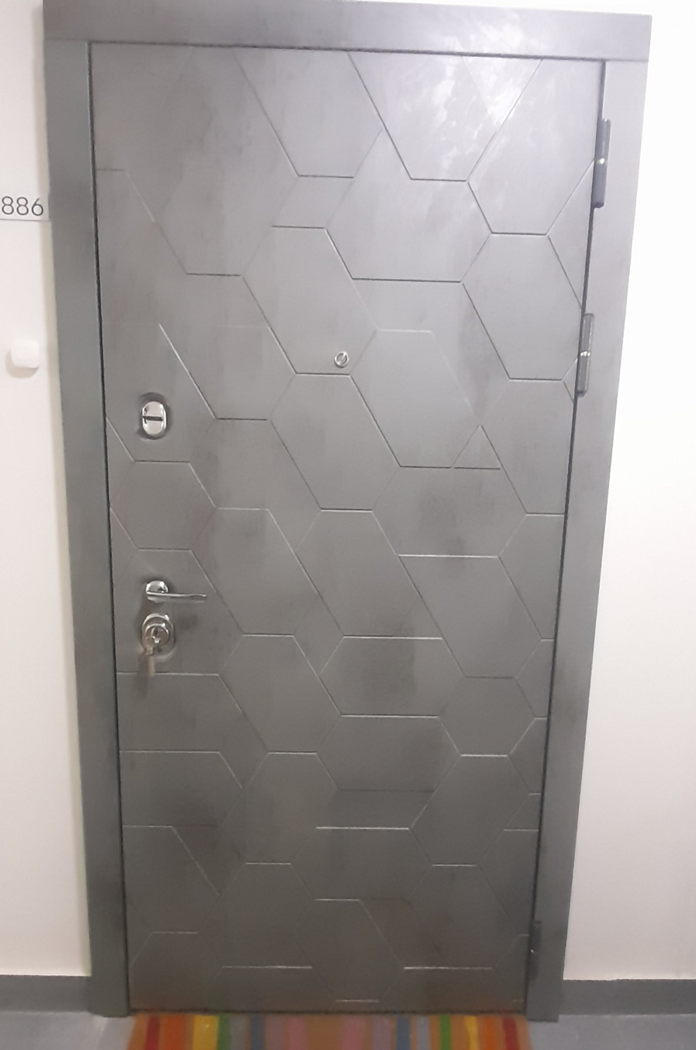 Входная дверь в квартиру с шумоизоляцией Сударь Дива ( DIVA) МД-51 Темный бетон / рис. М9 Силк маус (светло-серый без текстуры),
