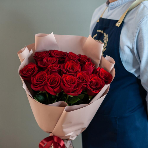 Букет из 15 роз Эквадор в упаковке